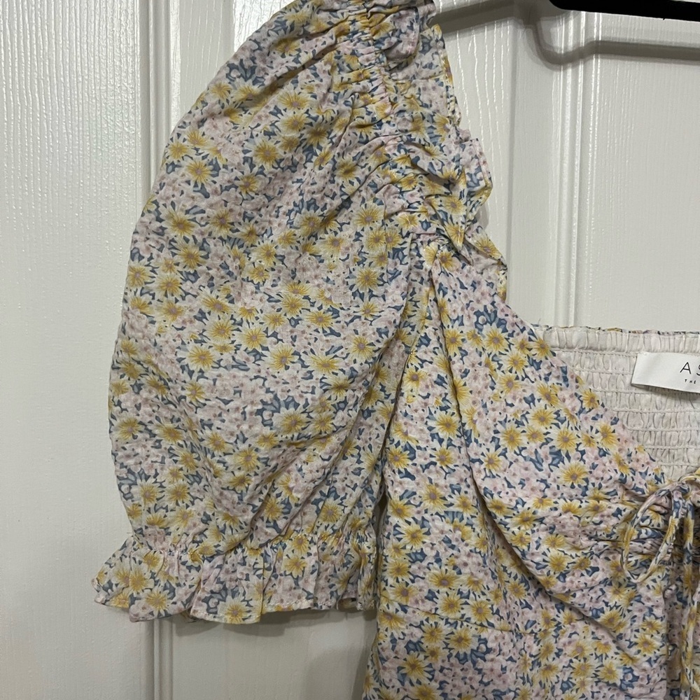 ASTR THE LABEL Clairemont Top in Yellow Green Floral puff sleeve crop XS revolve - Picture 3 of 5